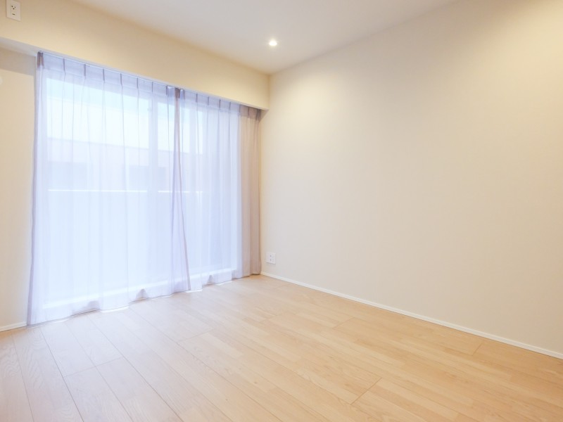 約6帖の洋室1はクローゼット付き、サービスバルコニーに面した明るいお部屋です。凹凸が少なく、家具配置のしやすさも◎