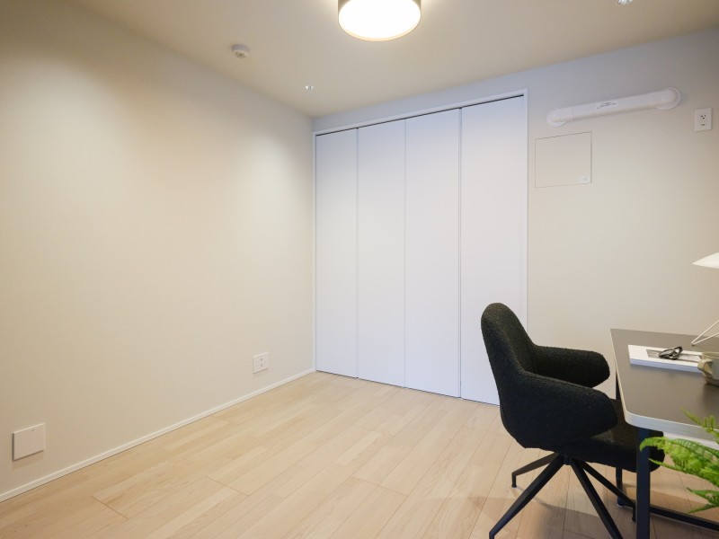 リビングに隣接した洋室3は約5帖の広さがあり、テレワークや作業スペースとしてもぴったりな空間です。