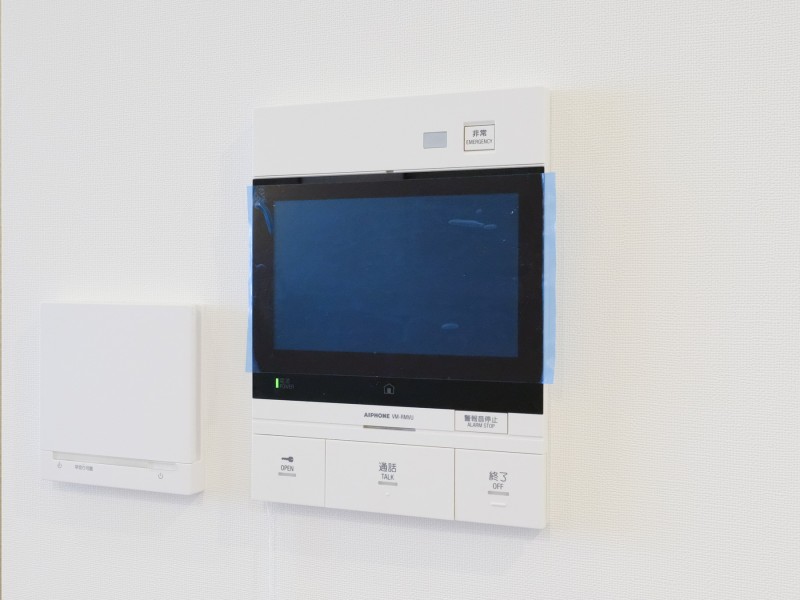 ◆TVモニター付インターホン◆訪ねてきた相手をモニター越しに確認でき、防犯対策に役立ちます。インターホン越しに話をすることが可能です。