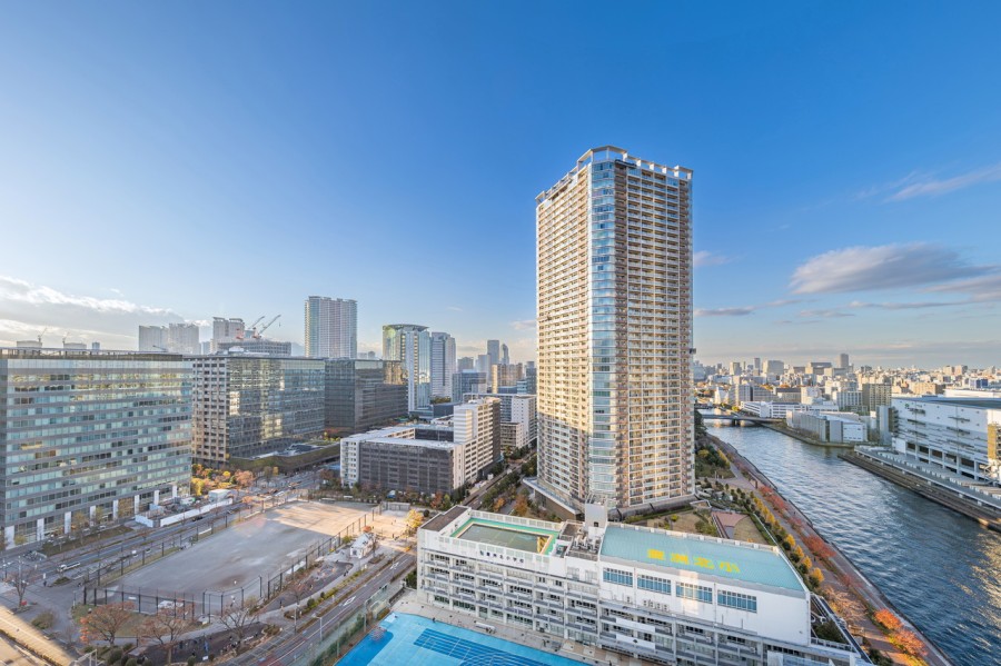 20階のお部屋からの開放的な眺望です。凛とした空気が流れこみ、豊かな水と広い青空を身近に感じられ、気持ちの良い景色を満喫できます。