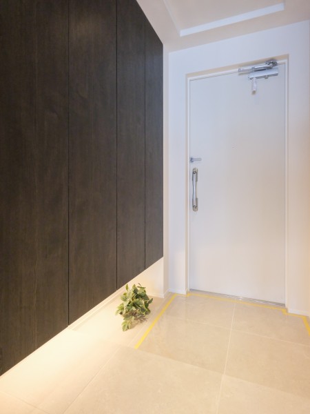 フットライトが足元をやさしく照らし、大理石調タイルで高級感漂う玄関です。ゆとりがある空間なのでキャリーケースなど大きい荷物の移動も快適です。