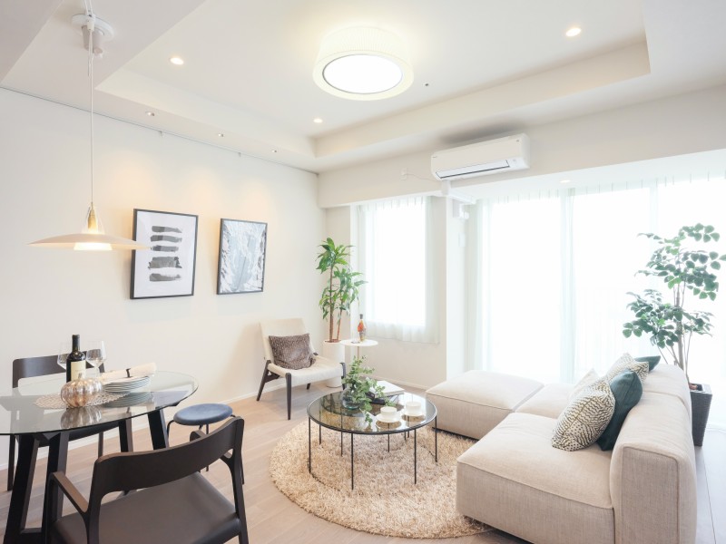 めいっぱいの光を採り込むリビングダイニングです。床暖房完備の心地よい時間が流れるお部屋は、毎日が忙しいあなたもほっと一息つける安らぎの空間です。