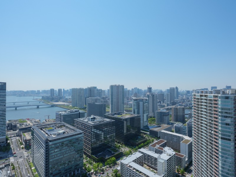 バルコニーからの素晴らしい眺望です。高層階ならではの湾岸の景色に加えて都心らしいビル群もご覧いただけます。
