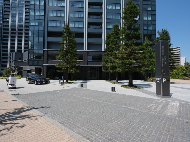 緑鮮やかな手入れが行き届いたエントランス前です。奥行きがあるエントランスは住まう人々のプライバシーを確保しています。