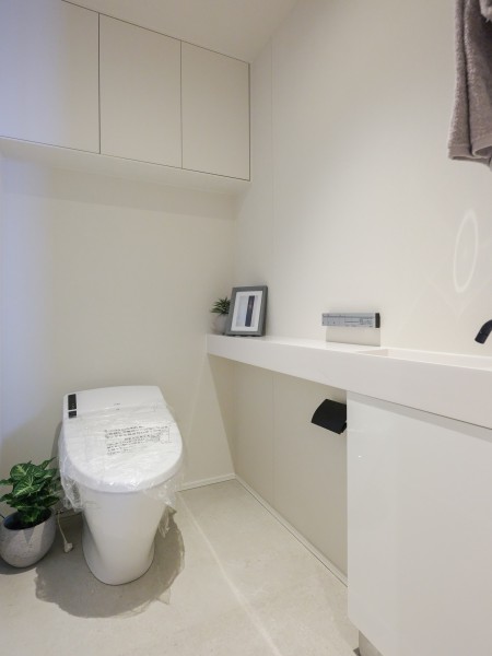 ホワイトを基調にブラックをアクセントにとりいれ、シンプルながらも居心地の良いレストルームです。スマートなデザインのタンクレストイレを採用しました。