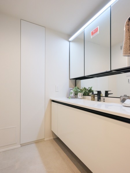 身支度の時間をも快適に彩る、美しく空間に溶け込む洗面化粧台です。カウンター部分にもゆとりがあるのでメイクなどいろいろな用途にお使いいただけます。