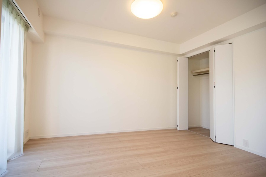 リビングダイニングに隣接した洋室3です。デッドスペースがないお部屋なので、テレワークスペースにもぴったりです。
