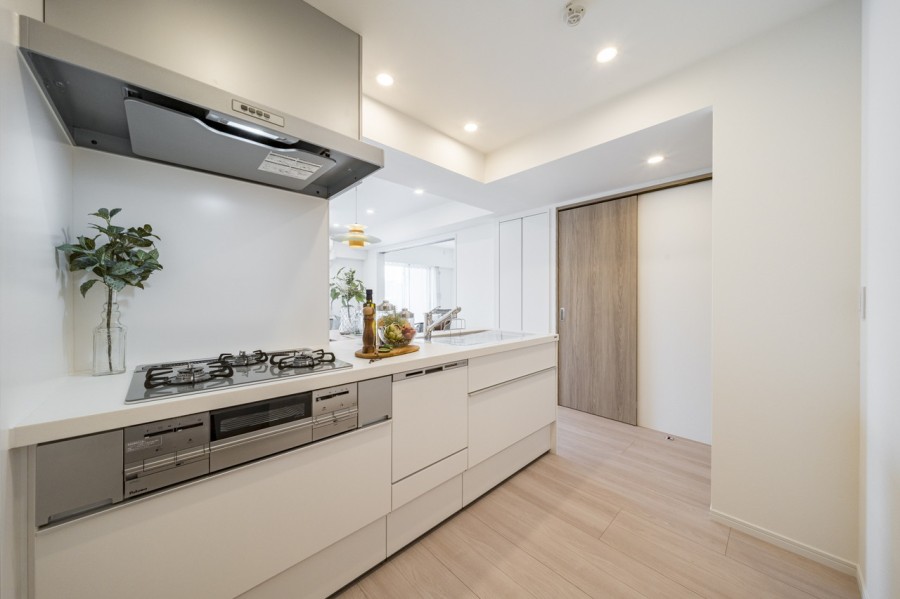 収納豊富で作業スペースもゆったりとしたLIXIL製システムキッチンを新規設置。ホワイトの清潔感あるキッチンです♪