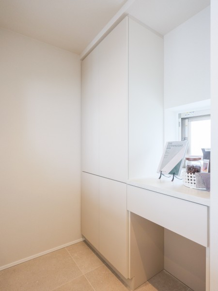 キッチン背面には収納豊富なカップボードを備え付けました。換気ができる窓もあり、明るく居心地のよいスペースです。