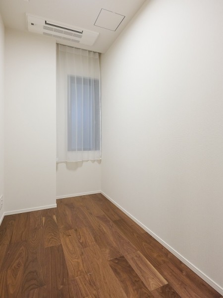 洋室1に隣接した約3.1帖のサービスルーム（納戸）は、収納スペースとしても活躍しそうなユーティリティな空間です。