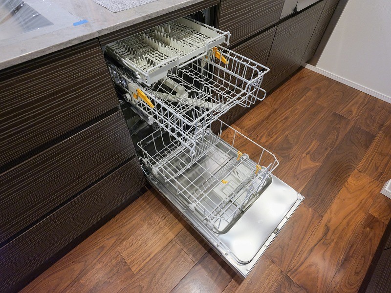 ◆食器洗浄機◆家事の時間を短縮できる優れもの。さらに節水・節約を同時に行うことができるので、人気があり重宝します。