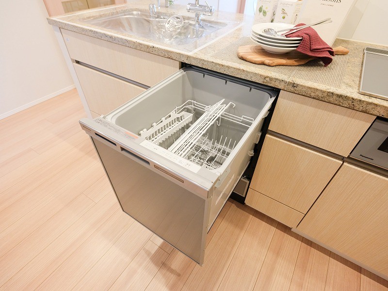 ◆食器洗い機◆家事の時間を短縮できる優れもの。さらに節水・節約を同時に行うことができるので、人気があり重宝します。