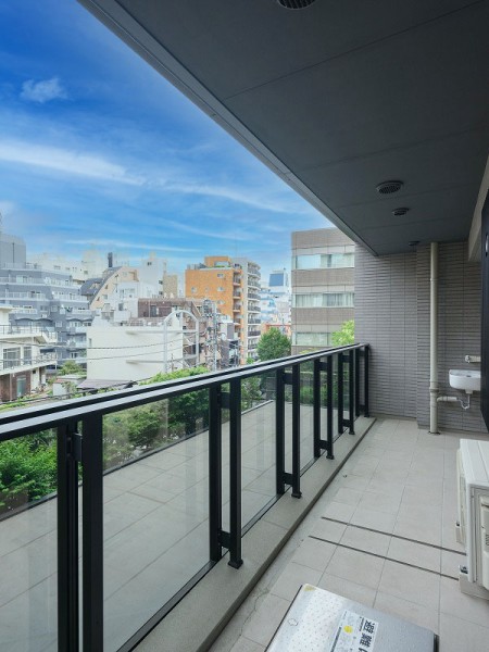 バルコニーはめいっぱいの自然光を採り込む開放的な空間です。いろいろな用途にお使いいただけるスロップシンク付きです。