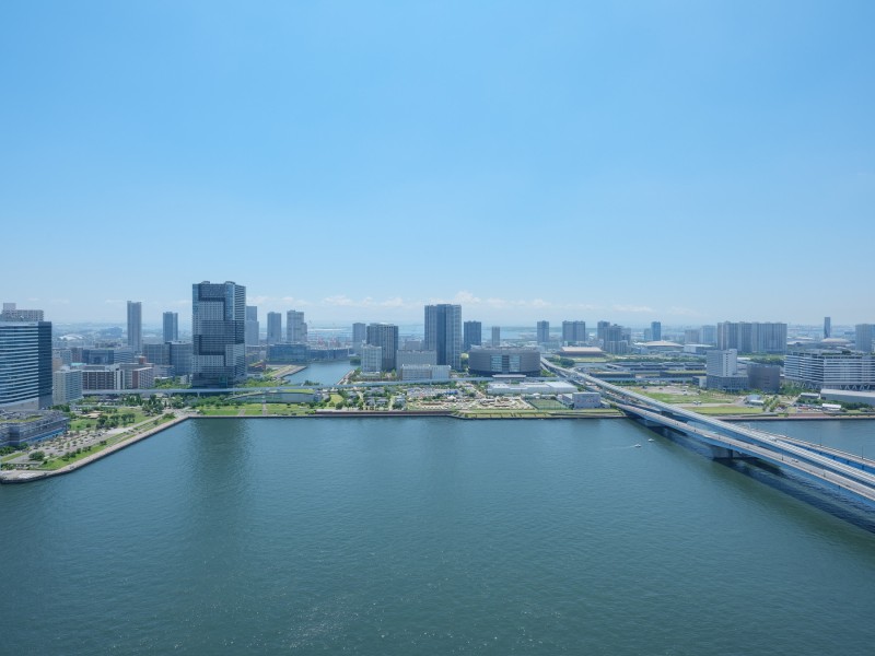 都心の躍動を身近に感じながらも、穏やかな静けさに包まれる住まい。水辺とビル群、空の広がりが織りなす景色に、心まで解き放たれるようです。