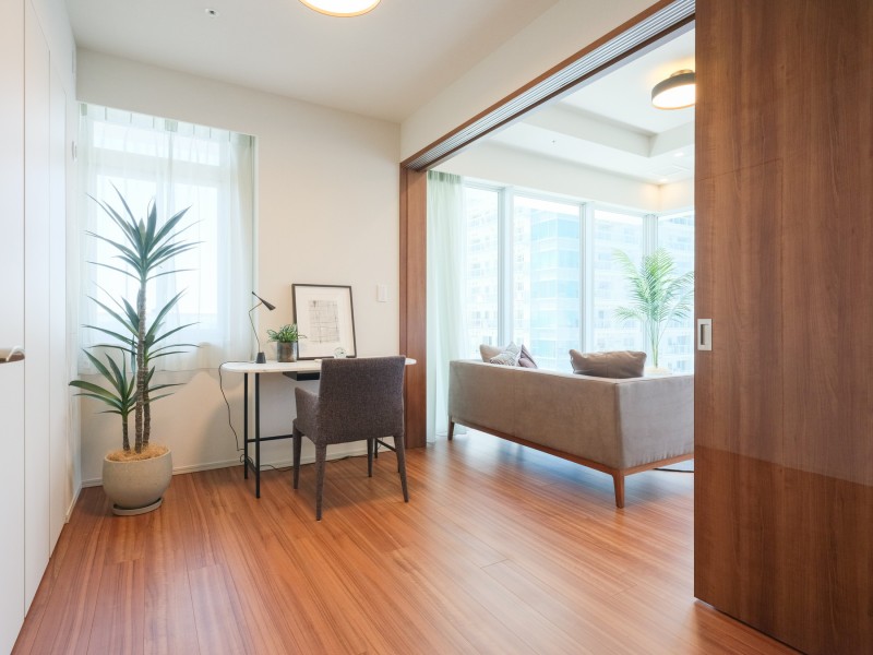 リビングに隣接する、明るい洋室3です。普段は引き戸を開放し拡張リビングとして使ったり、来客時は引き戸を閉めてプライベート空間を隠したり、フレキシブルにお使いいただけます。