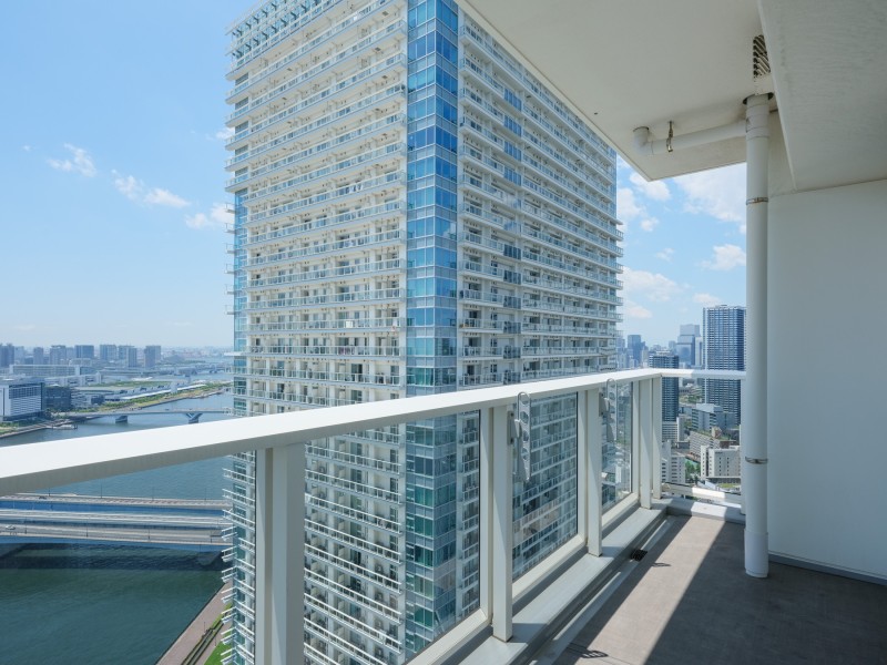 ゆとりあるバルコニーは、暮らしに大切な光と風をめいっぱい感じることができる空間です。清らかで穏やかな時間が流れます。