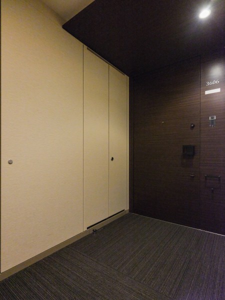 エレベーターを降りてお部屋へと続く廊下は、プライバシーも守られやすい、ホテルライクな内廊下設計です。重厚感ある玄関扉も、格調高い住まいであることを証明しています。