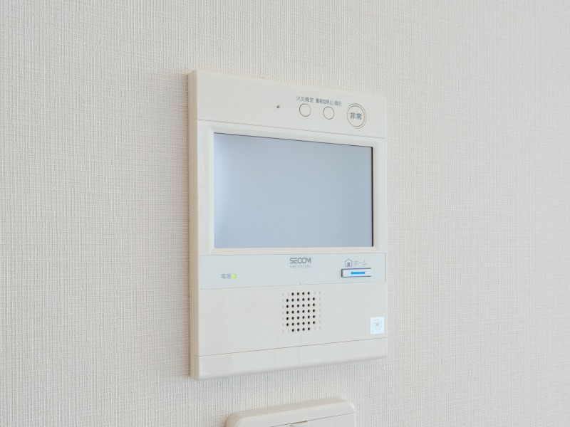 ◆TVモニター付インターホン◆訪ねてきた相手をモニター越しに確認でき、防犯対策に役立ちます。インターホン越しに話をすることが可能です。