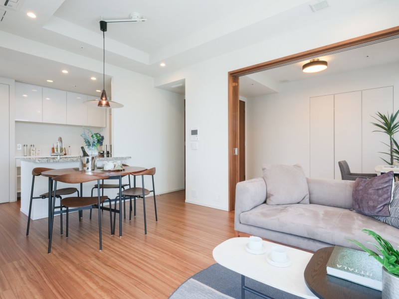 時代や流行を問わず長く着られる衣服のように、ご家族皆さまが快適に過ごせる住まいです。ご家族団らんのひとときを大切に、毎日の暮らしをより心地よいものにしてくれます。