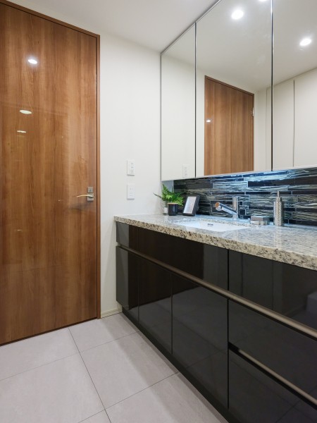 身支度の時間をも快適に彩る、美しく空間に溶け込む洗面化粧台です。三面鏡裏や足元の収納など使いやすさも兼ね備えています。