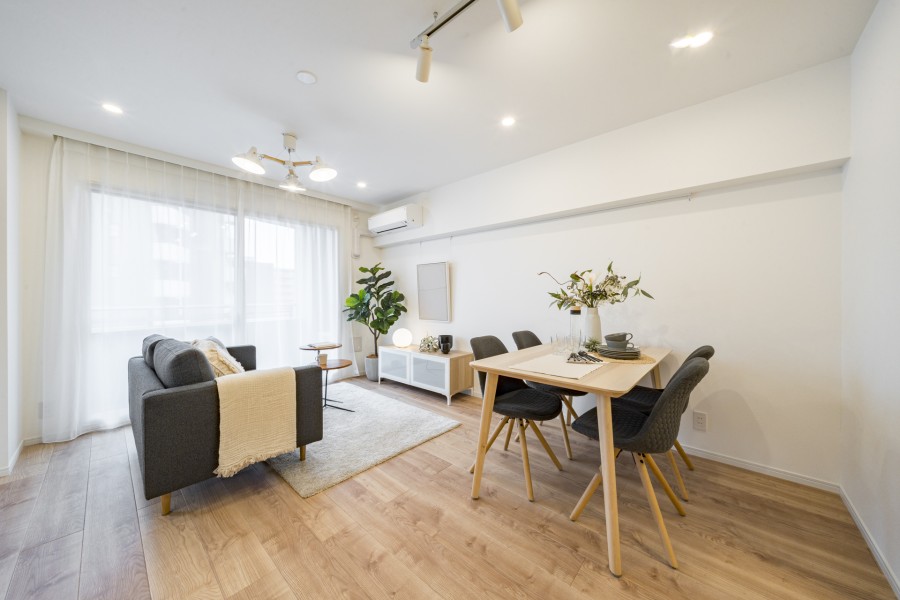 やさしい光と爽やかな風が通り抜ける心地よいリビングです。住まう方の趣味や感性で飾っていただけるように、シンプルな内装で仕上げました。