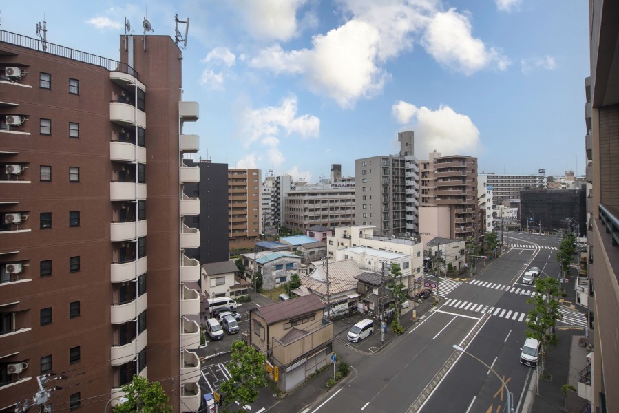 バルコニーからの眺望です。目の前に大きな建物がなく開放的な眺望です。