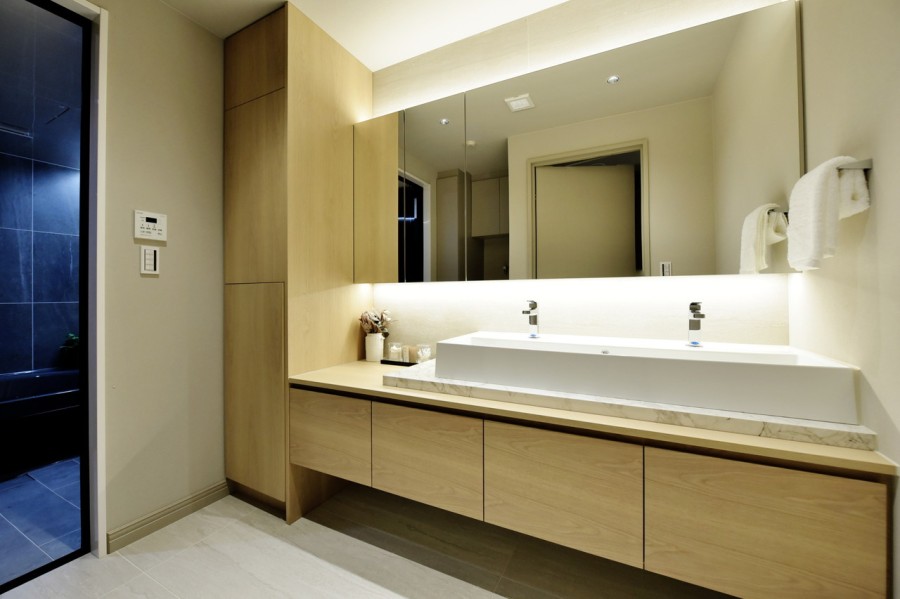 田中工藝製のオリジナル洗面台を採用しました。ダブルボウルでゆったりとした贅沢なプライベート空間です。トールキャビネットを備え付けましたので、リネン類や小物類もたっぷり収納できます。