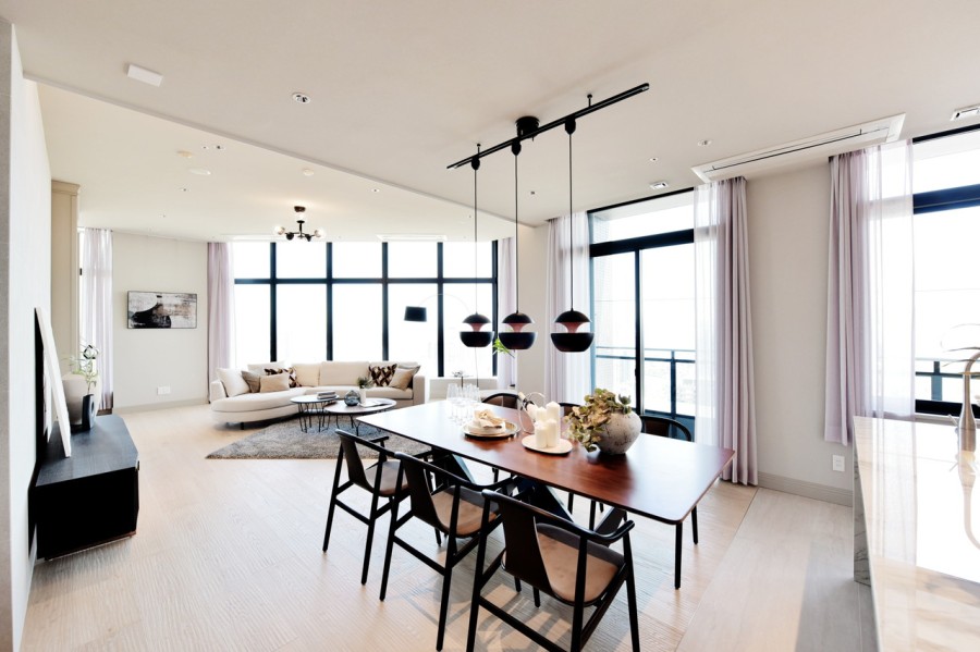 パノラマビューが楽しめるゆったりとしたLDKです。天井が高く豪華なシャンデリアを設置しても圧迫感を感じさせない余裕があります。海外からのゲストにも満足頂けるようなシンプルながらもラグジュアリーな内装に仕上げました。