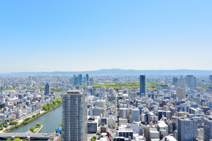 大きな空と大阪城を正面にとらえる風景は、毎日の暮らしの中で気持ちを豊かにしてくれます。北浜エリアは近代的なオフィスビルとレトロ建築が混在しており、様々な表情を見せる街並みを堪能できます。