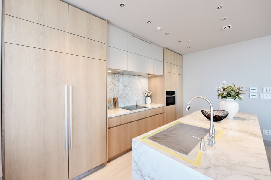 田中工藝製のオリジナルシステムキッチンを採用しました。食器洗い機にオーブン、冷蔵庫、冷凍庫を設置、キッチン家電を備え付けたことですっきりとした統一感があります。収納も充実しています。