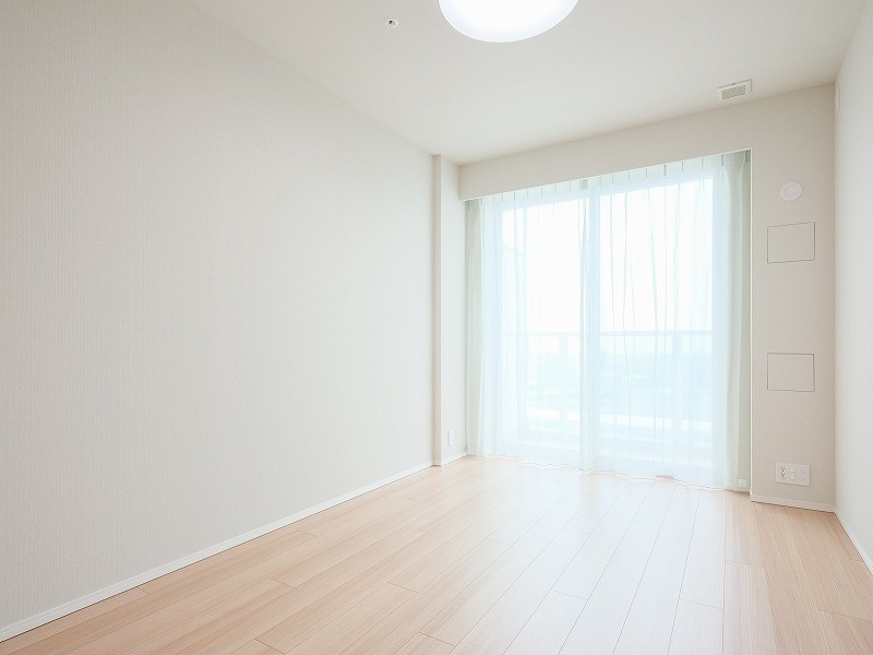 リビングから離れた洋室1は約7帖の広さがあり、主寝室としてもおすすめのお部屋です。ウォークインクローゼット付きの為、居住スペースを広々お使いいただけます。