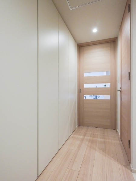 玄関をすすんだ先の廊下部分にも収納がございます。出番の少ないシーズングッズや、ストック用品の保管などにもおすすめです。