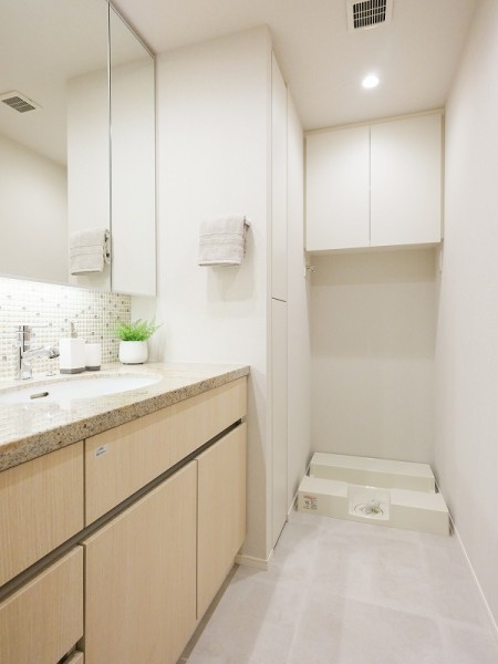 キッチンとお揃いの石調トップデザインの洗面化粧台です。収納豊富で使い勝手も良好。朝の身だしなみを整える時間も、夜の入浴後の時間も快適にお過ごしいただけます。