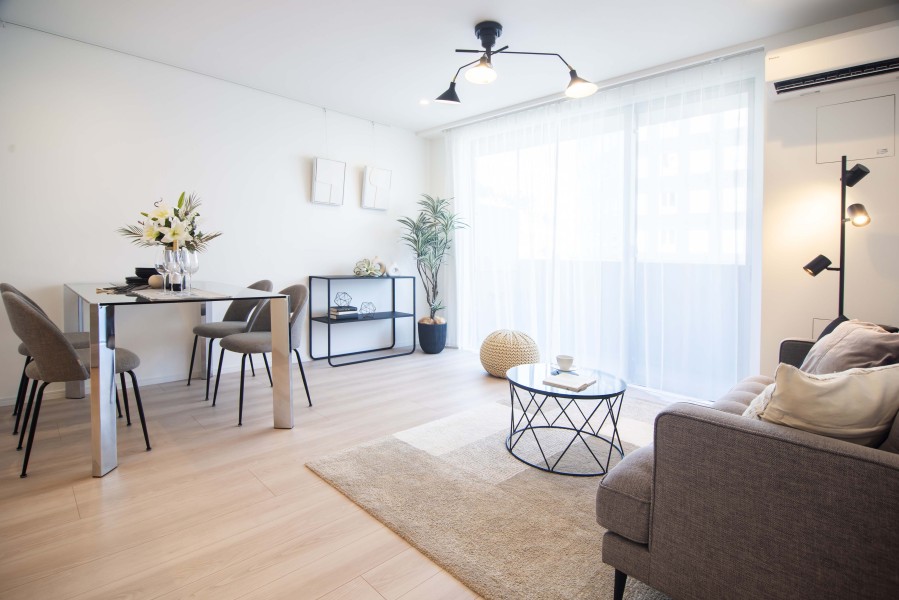 南東向きの窓から明るい自然光が差し込むリビングダイニング。暖かみのあるフローリングで、落ち着いた上質な雰囲気になります。