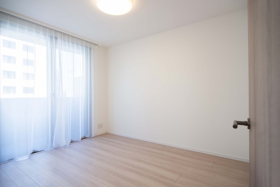 洋室1は主寝室にぴったりなゆとりあるお部屋です。穏やかな自然光が注がれ、過ぎゆく時間をのんびりと感じることができる空間です。