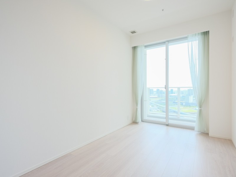 バルコニーにつながる洋室2は明るく、心地よい陽光を感じながら伸びやかな時間をお過ごしいただけるお部屋です。クローゼット付きで居住スペースを広くお使いいただけます。