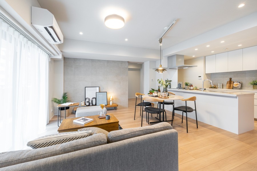 大きな窓からたっぷりの光が差し込み、開放的なリビングダイニングです。控えめな石の流れ目と仄かに煌めく表面の石調タイルが、より一層気品溢れる空間を演出します。