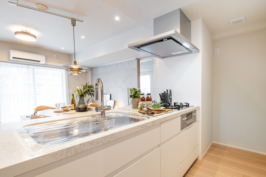 開放的なオープンキッチンは、住まいと暮らしにフィットするデザイン性と機能性を兼ね備えています。キッチン背面には収納豊富でカウンタースペースも広いカップボードがあります