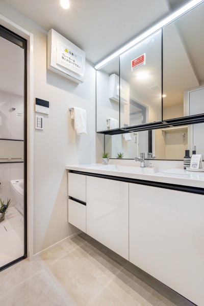 白を基調とした清潔感溢れるデザインの洗面化粧台です。三面鏡裏や足元の収納など使いやすさも兼ね備えています。