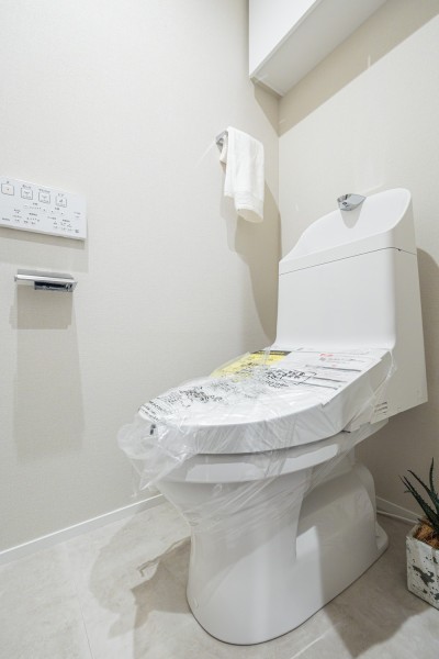 優れた節水効果や汚れが付きにくい便座など、ほしかった機能が揃ったウォシュレット一体型トイレです。上部には吊戸棚を備え付けました。