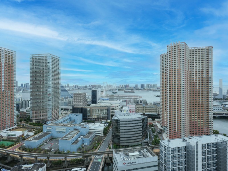 都心と、利便と、潤いに寄り添う。贅沢な開放空間を堪能できる27階部分のお部屋です。東京湾・レインボーブリッジを望み、忙しない毎日をアップデートできそうです。