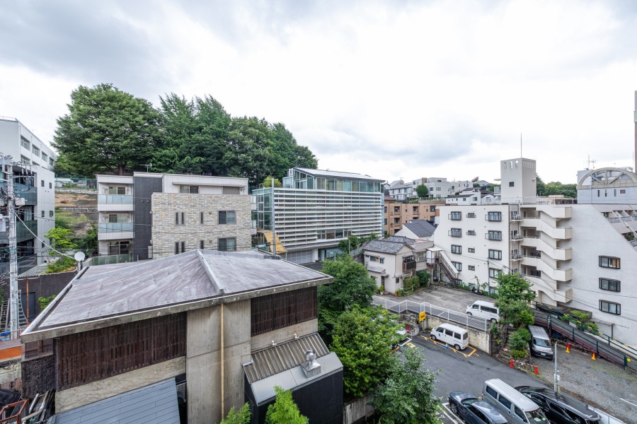 バルコニーからの眺望です。目の前に大きな建物がなく、暮らしに大切な光と風をめいっぱい感じることができるリフレッシュスペースです。