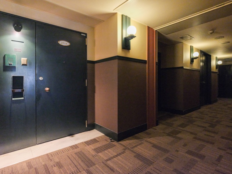 ホテルライクな内廊下設計で、プライバシーと安全性をしっかり確保しています。雨風の影響を受けず、快適で落ち着いた空間が広がります。