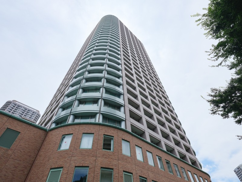 地下2階地上31階建ての総戸数290戸のタワーレジデンスです。２４時間有人管理（時間外は警備員対応）で安心してお住まいいただけます。