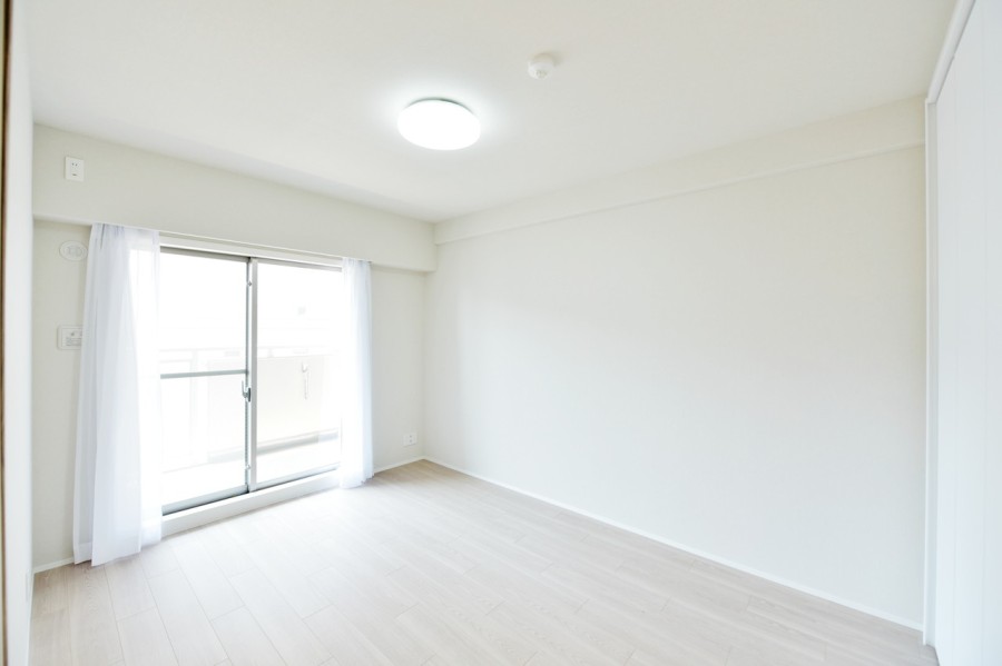 南側のバルコニーに面した洋室1（約6.3場）は明るい陽射しが差し込む気持ちの良い空間です。凹凸が無いので家具の配置もしやすく、ゆったりとくつろげる空間となりました。