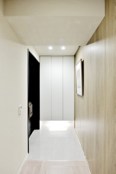 玄関にピクチャーレールが設置されており、お好みのアートやグリーンで飾って頂けます。人感センサーライトが設置されており、手が塞がっている時や遅い時間のご帰宅でも自動点灯で安心です。