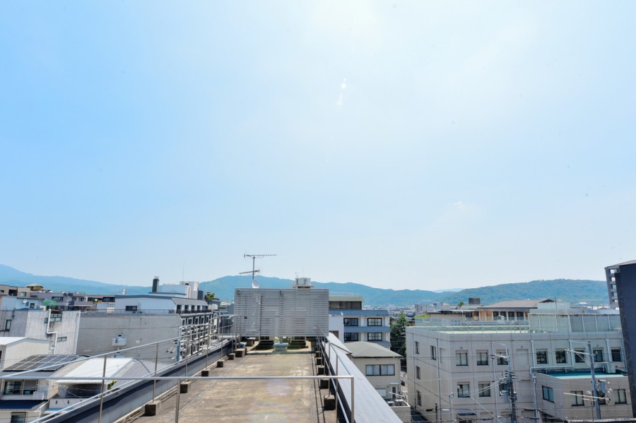 ６階部分の南東角住戸です。東山連峰を望む眺望があり、京都の夏の風物詩の五山の送り火（大文字）を鑑賞することができます。河原町通りに面さないお部屋位置で、陽当たり・眺望・通風良好です。
