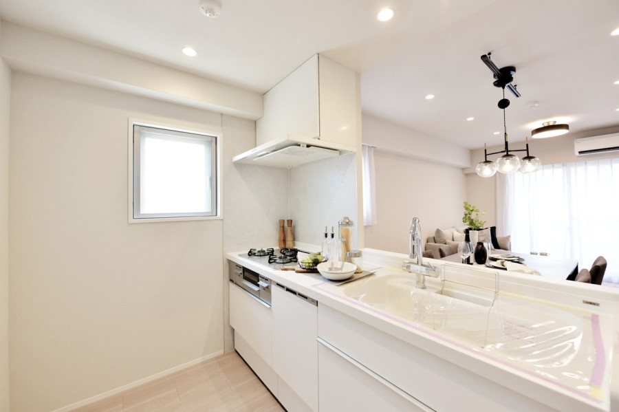 シンプルで清潔感溢れる対面式のオープンキッチンです。キッチンにも窓がありますので、明るく気持ちよく家事ができます。食器洗浄乾燥機完備で家事の時短にもお役立て下さい。