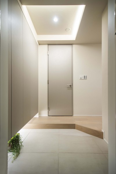 フットライトと人感センサーライトを設置した玄関です。収納力のあるシューズインクローゼットも備え付けましたので玄関もすっきり保てます。