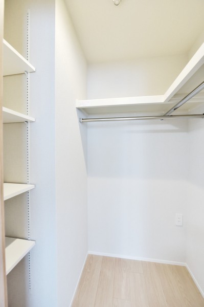 洋室1には、ハンガーパイプに枕棚、可動式の棚を設置した大容量のウォークインクローゼットを備え付けました。かさばりがちな季節もののアウターや、アウトドア用品などたっぷりと収納できます。